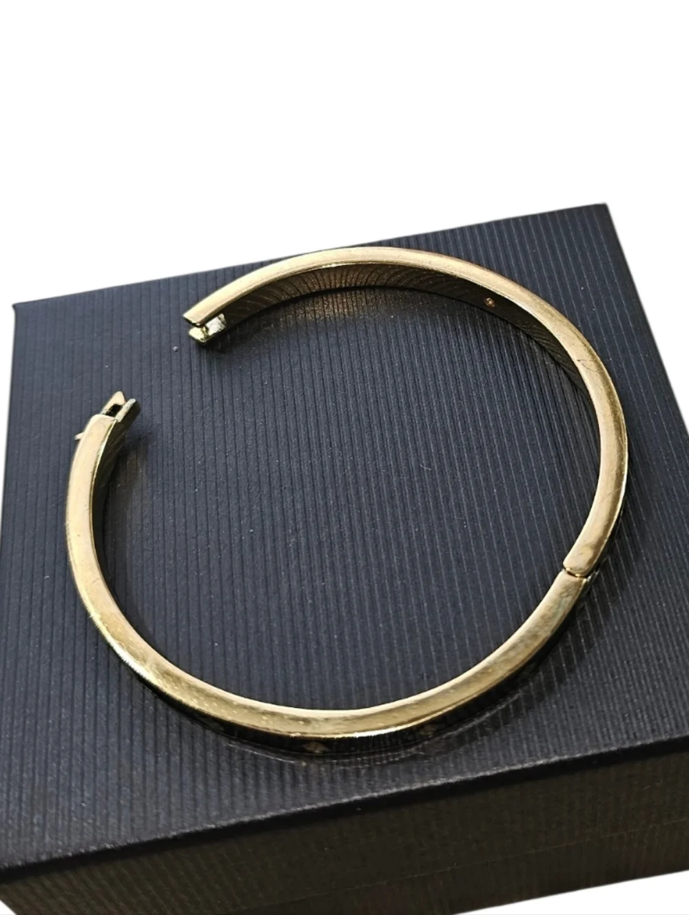 Kate Spade New York Black Enamel Spade Hinged Bangle Bracelet Gold Tone - Picture 5 of 7